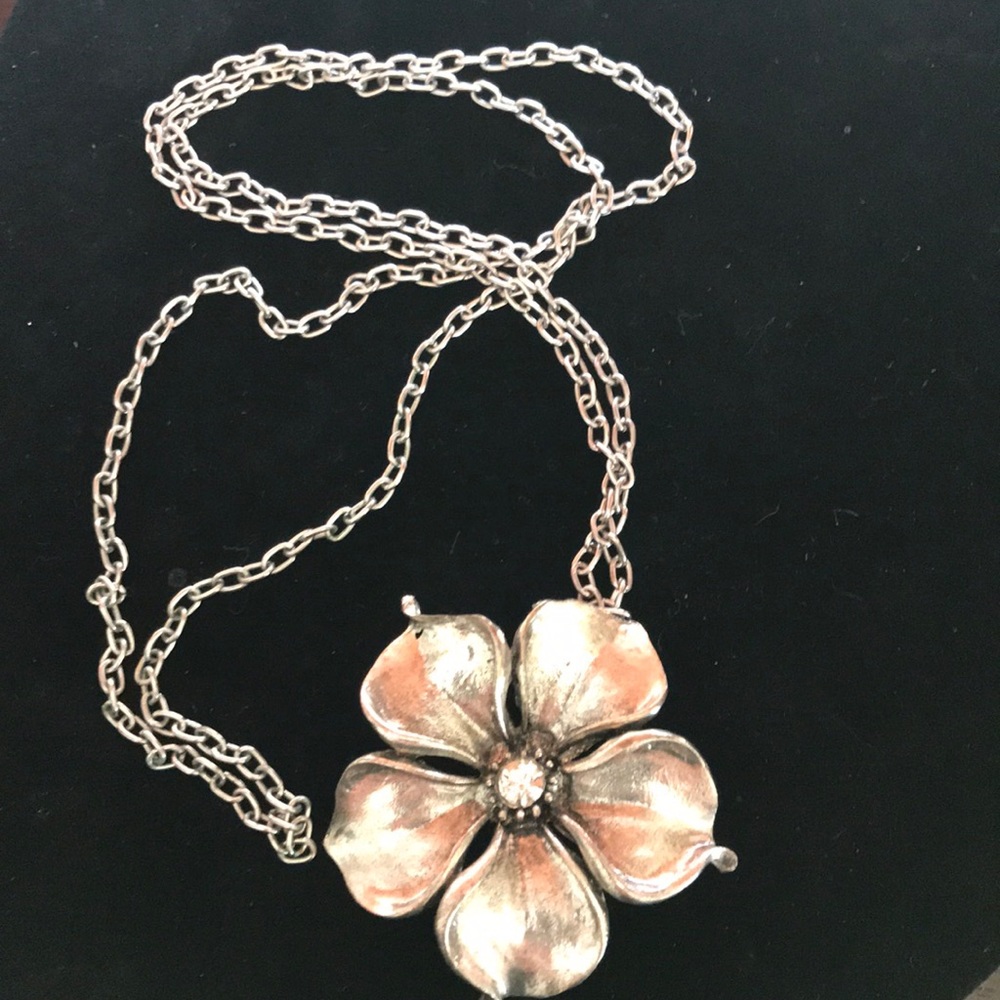 Beautiful silver flower necklace/rhinestone